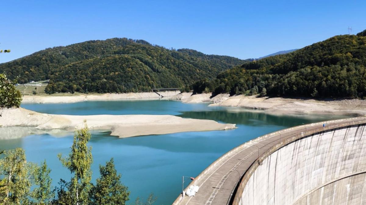 imagini dezolante inca un lac celebru din romania ramane fara apa