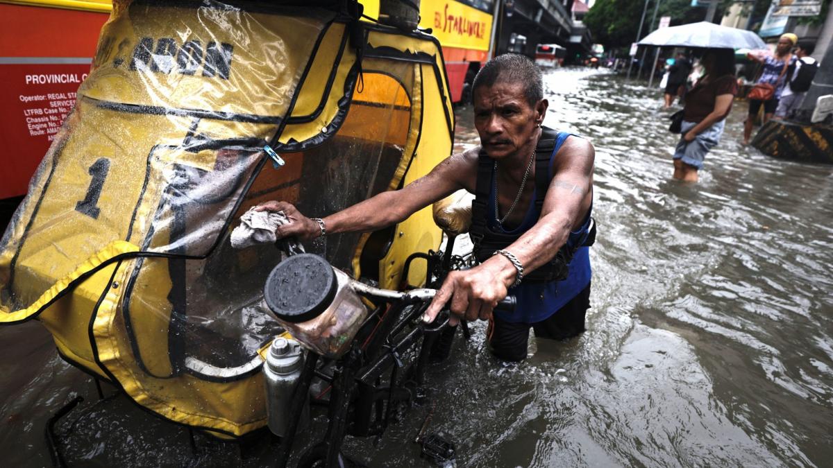 milioane de oameni se pregatesc pentru o catastrofa hong kong se inchide inaintea super taifunului ragasa sute de zboruri anulate