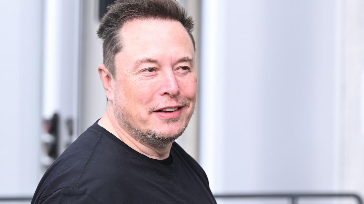 musk spune ca in cativa anii robotii vor prelua controlul toate locurile de munca vor fi inlocuite e nevoie de un venit universal
