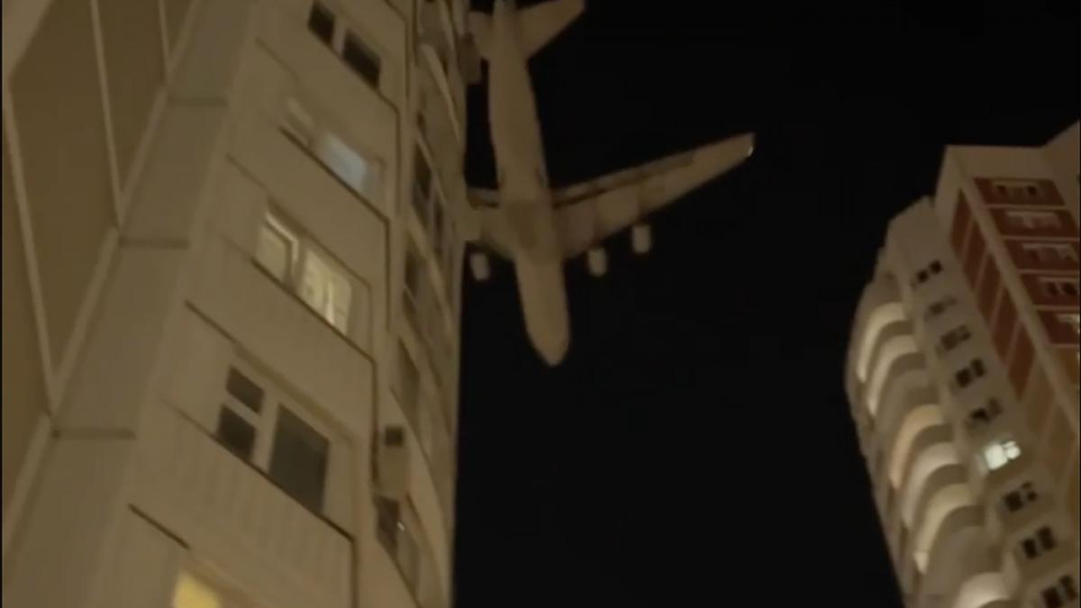 un avion cargo a fost filmat in timp ce zboara periculos de jos printre blocuri de apartamente in moscova dupa o alerta cu drone