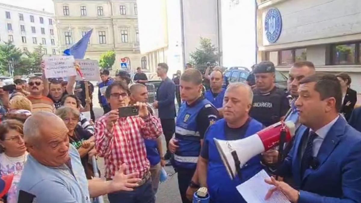 angajatii santierului naval damen mangalia protesteaza in fata ministerului economiei situatia este critica si dramatica