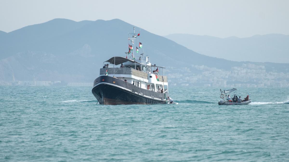 au fost lovite vase din italia anglia si polonia flotila sumud cu ajutoare pentru gaza a fost atacata si avariata de drone