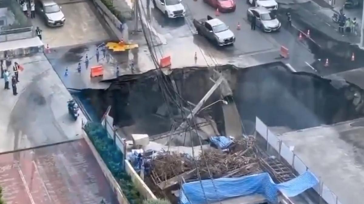 momentul in care o sosea din bangkok se prabuseste un crater urias s a format langa un spital si a inghitit stalpii de electricitate