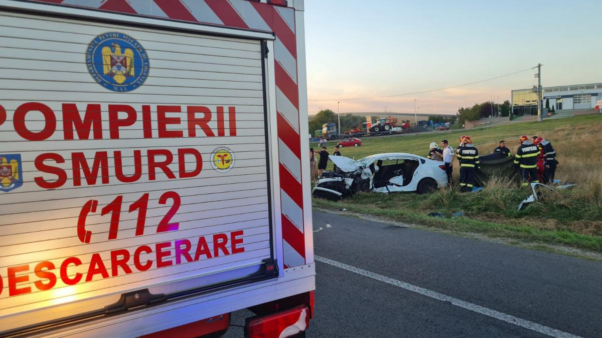 o masina si o dubita s au ciocnit violent in iasi o femeie a murit sotul si baiatul lor au fost raniti si dusi la spital