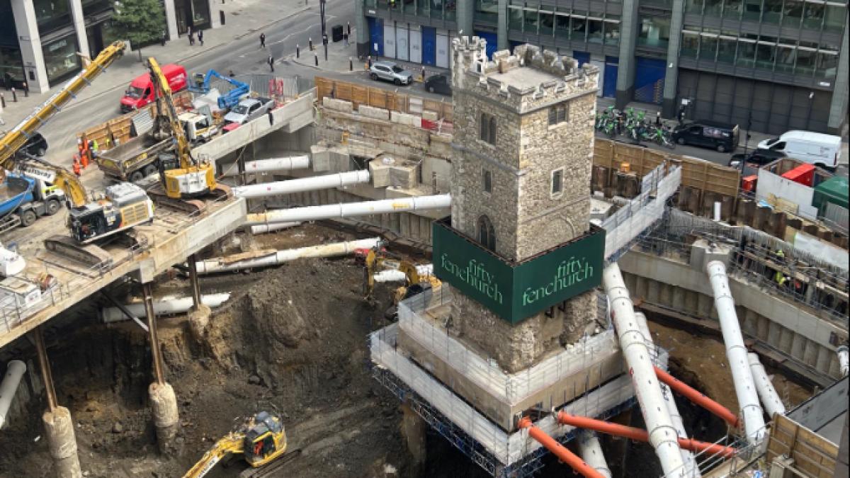 o solutie fara precedent turla unei biserici de 700 de ani din londra suspendata deasupra unui santier pentru o cladire de birouri