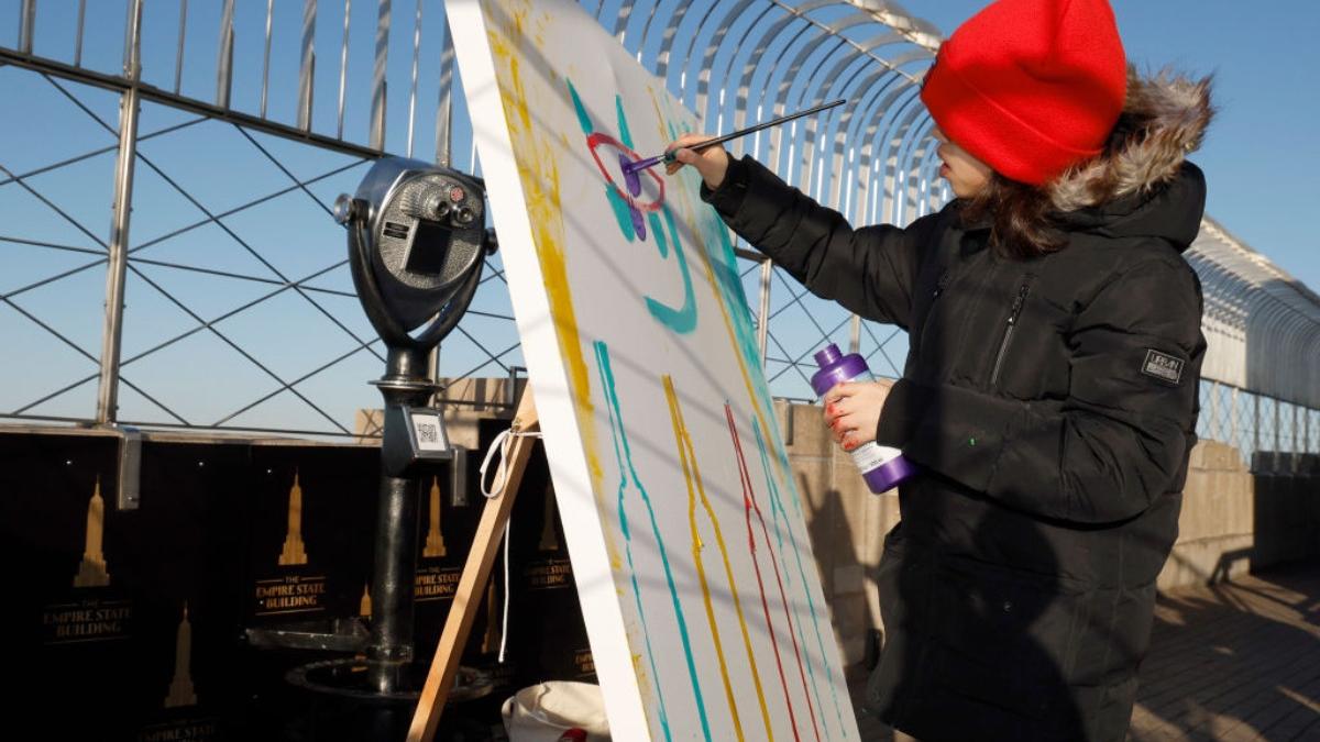 un baiat de 12 ani uimeste lumea artei picteaza tablouri si le vinde cu zeci de mii de euro banii nu sunt importanti pentru mine