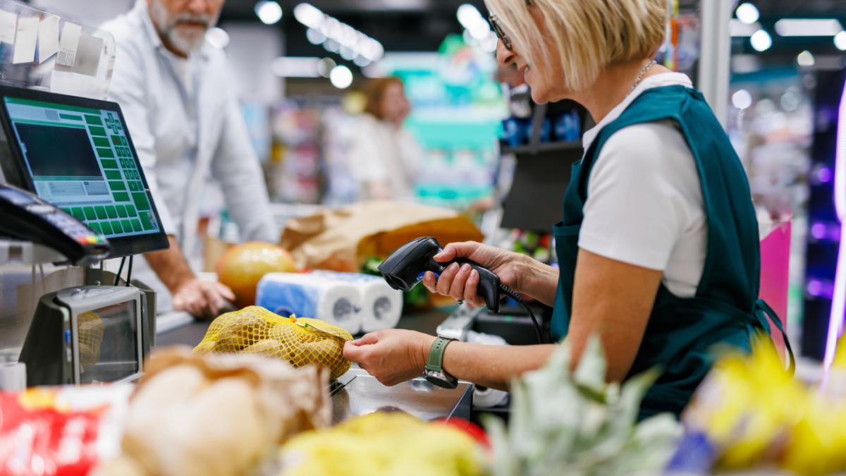 un tribunal francez a blocat planurile auchan de a concedia 2 400 de angajati anuntul facut de retailer dupa decizia instantei