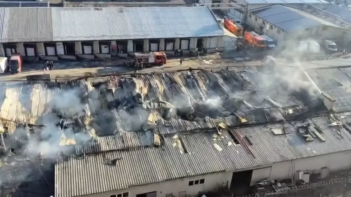 urmarile incendiului violent din bucuresti care nu a fost inca stins cum arata de sus depozitele arse