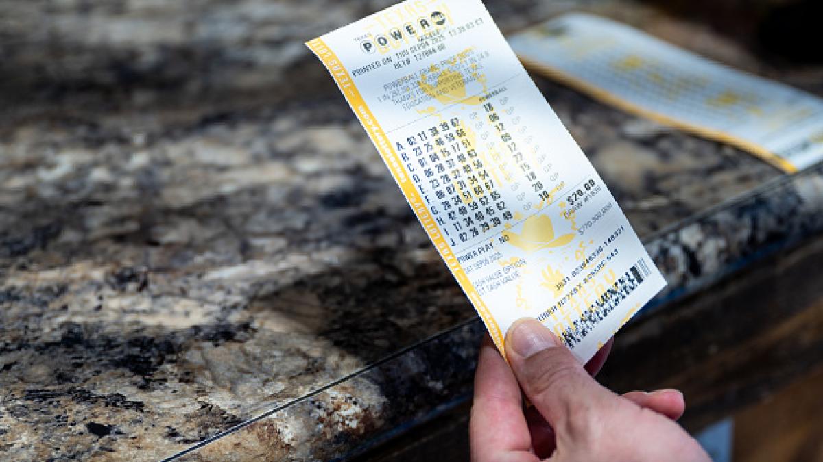 barbatul care a castigat aproape un miliard de dolari la loto a venit sa si ridice premiul aseara spalam rufe si acum iata ma