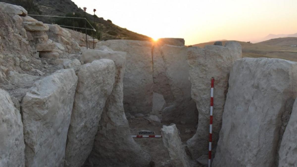 descoperire arheologica monumentala un dolmen antic plin cu artefacte preistorice a fost gasit sub un tumul in andaluzia
