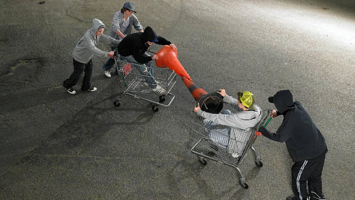 filmeaza ma cat vrei adolescente fara frica de politie terorizeaza o strada din marea britanie