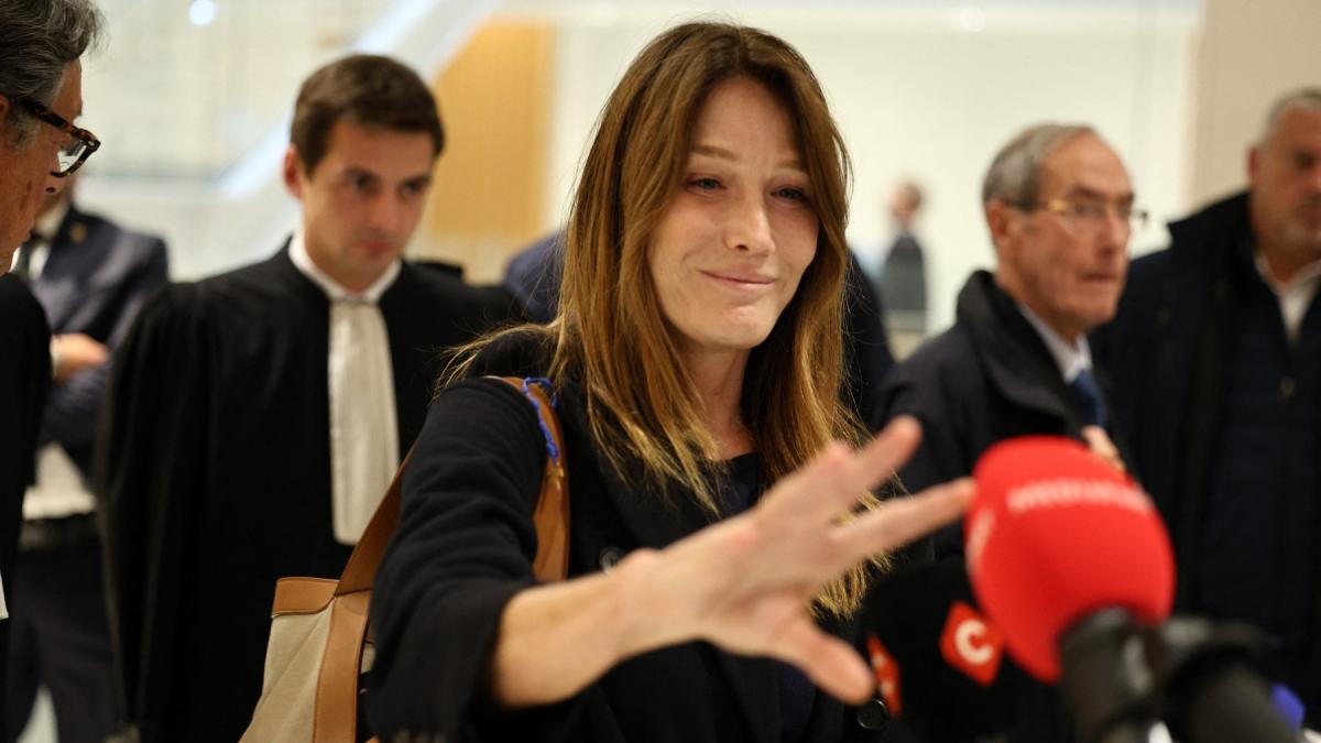 gest controversat al carlei bruni momentul s a viralizat ce a facut sotia lui sarkozy cu microfonul unei televiziuni franceze