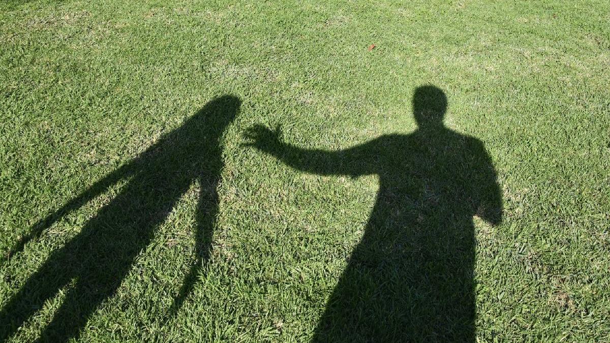 o eleva a strigat dupa ajutor cand un barbat necunoscut a incercat sa o ia de mana politistii l au retinut imediat