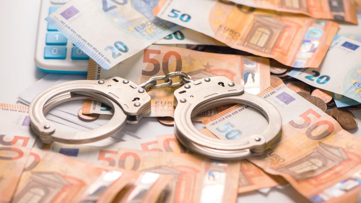 politist din judetul neamt prins in flagrant cand primea spaga de 15 000 de euro ce trebuia sa rezolve in schimbul banilor