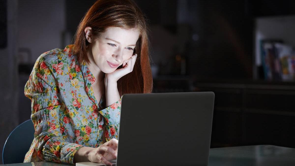 scapi de swipe si ti gasesti dragostea facebook intra pe piata online a iubirii cu un asistent ai