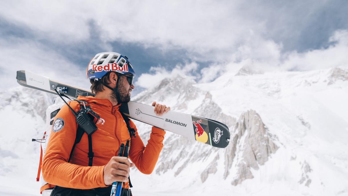 un alpinist polonez a devenit primul om care a coborat de pe everest pe schiuri fara masca de oxigen a stat 16 ore in zona mortii