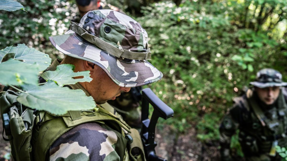 150 de romani si moldoveni au fost antrenati in lupta tactica in serbia pentru revolte la chisinau organizatorii au fost arestati