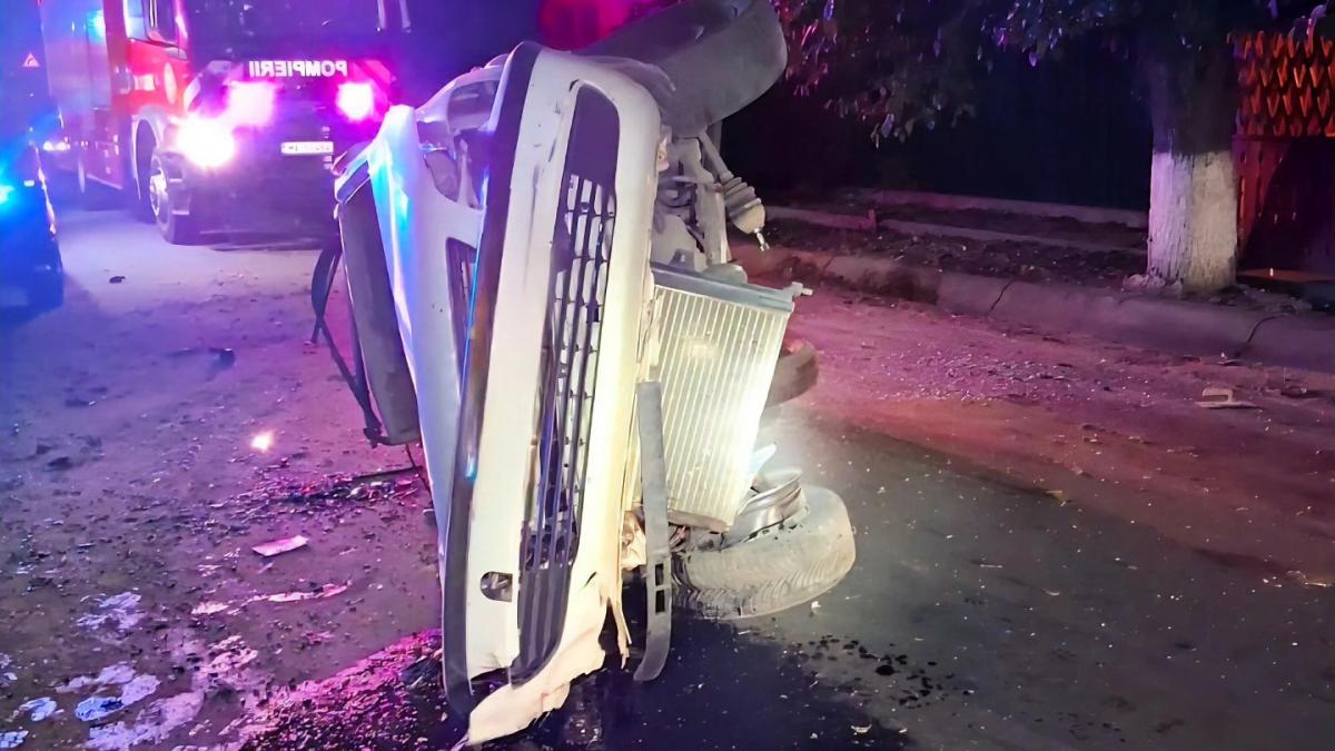 accident grav in giurgiu masina in care erau 3 minore si 2 tineri s a rasturnat toti au fost transportati la spitale din capitala