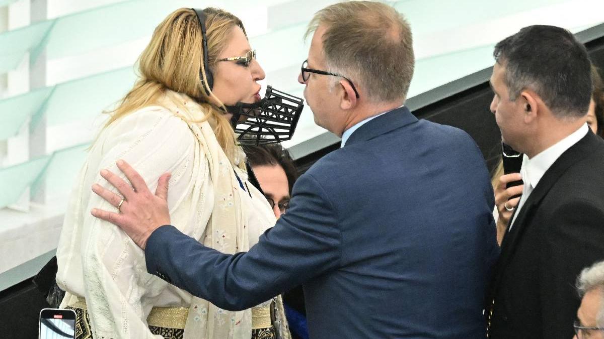 diana sosoaca a facut circ pe aeroport mesaj pentru procurori cu ce sa ma ia ba cu macaraua vin cu tancul sovietic la parchet