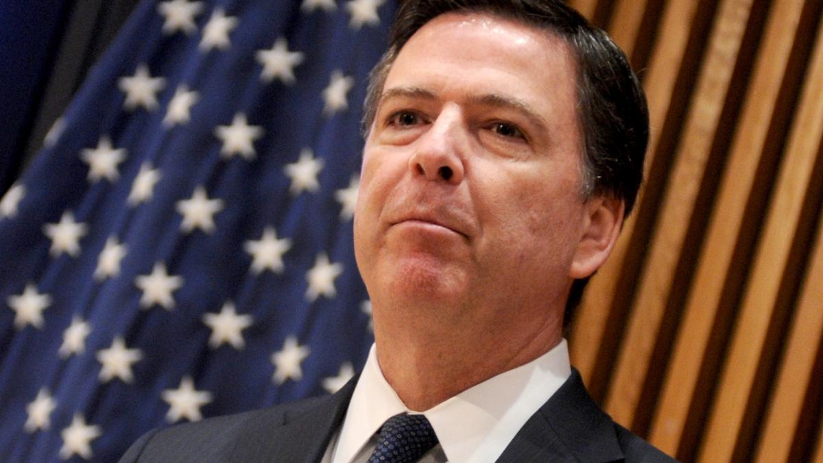 fostul director al fbi james comey a fost pus sub acuzare in timp ce trump insista sa i urmareasca penal pe adversarii politici