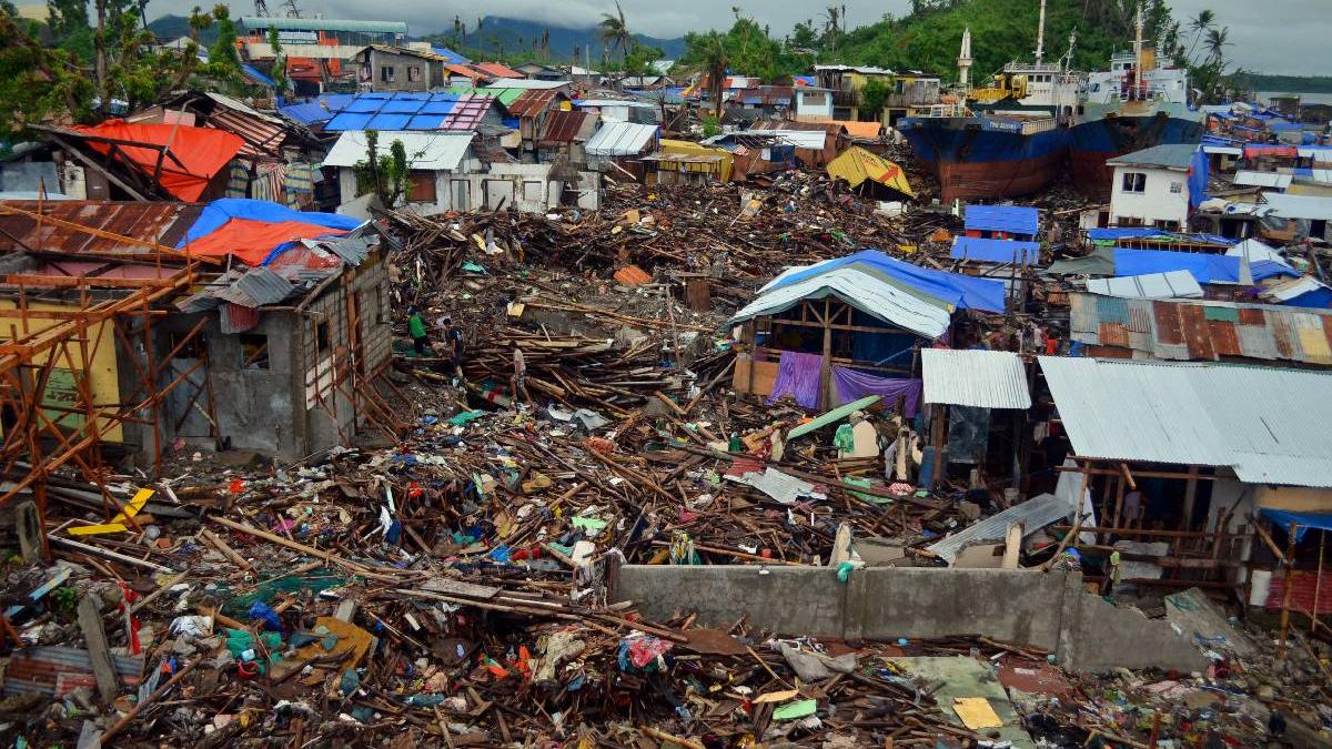 furtuna tropicala bualoi devasteaza filipine trei morti si 400 000 de persoane evacuate