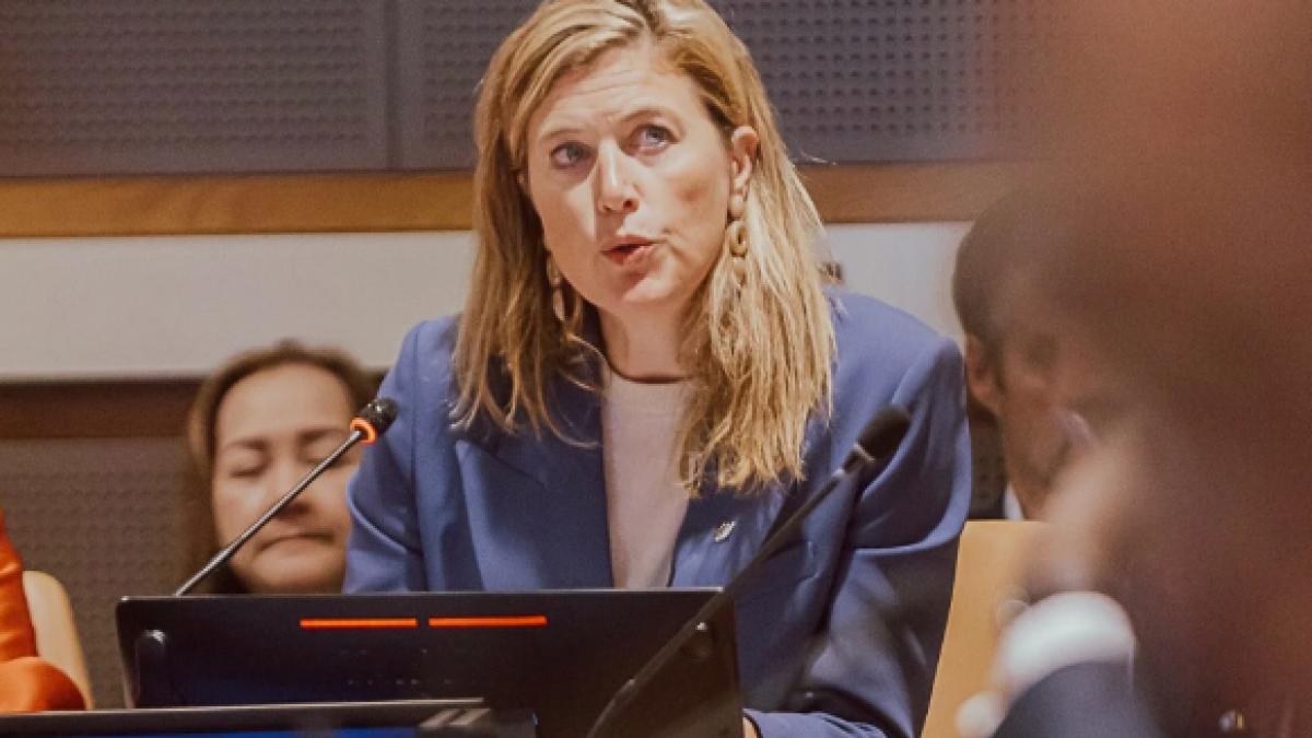 indiferent ce crede sotul lui brigitte belgia s a enervat pe macron si a cerut cu gofre si o strumfita un sediu onu la bruxelles