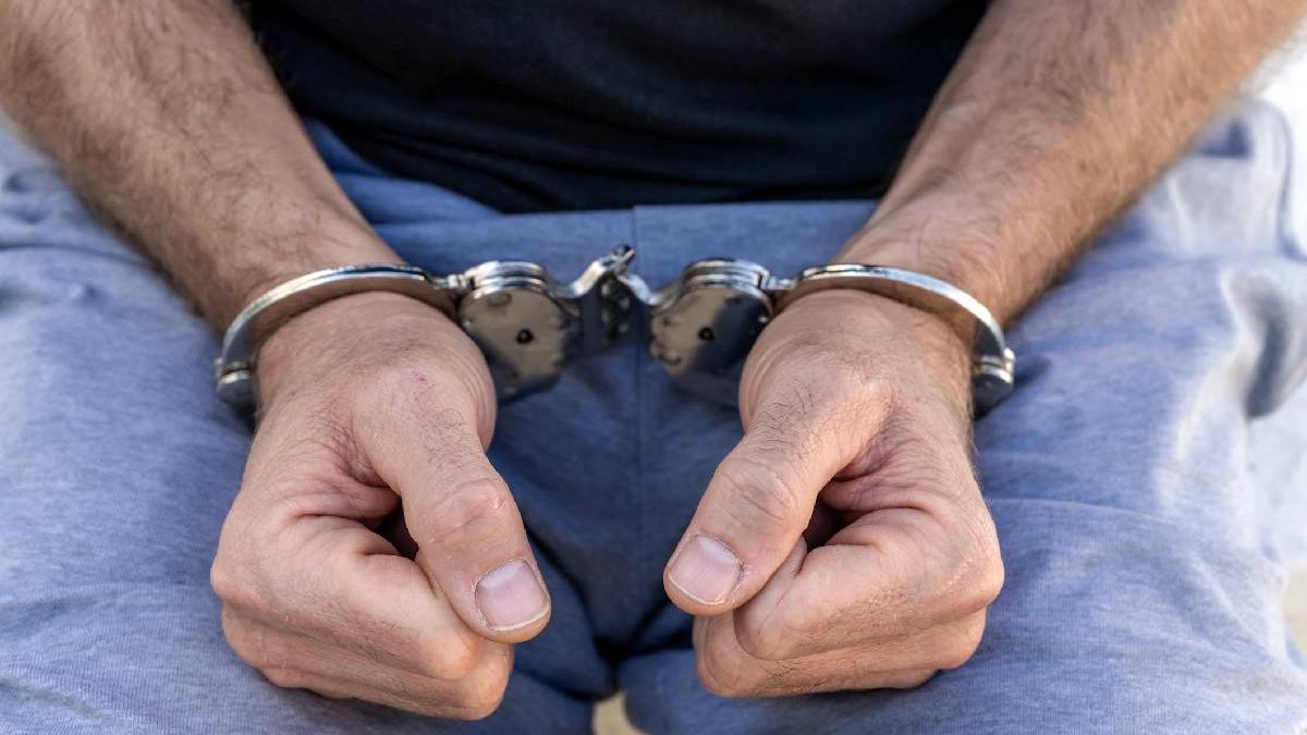 un profesor de la o scoala generala din dambovita a fost retinut de politisti pentru ca a agresat o eleva