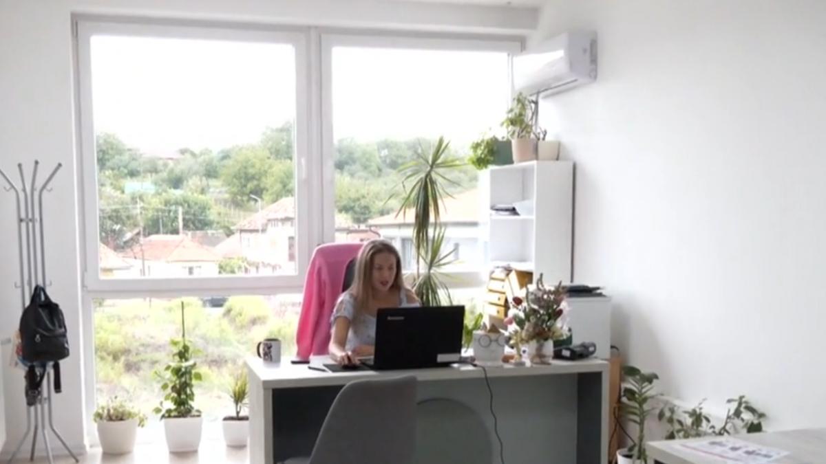 fata de la vaci de luni pana vineri cristina e fata de la oras cu doua mastere si afaceri in weekend insa face cu totul altceva