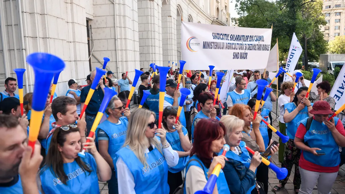 protest la ministerul de finante sute de angajati au iesit in strada si cer sa fie primiti la discutii