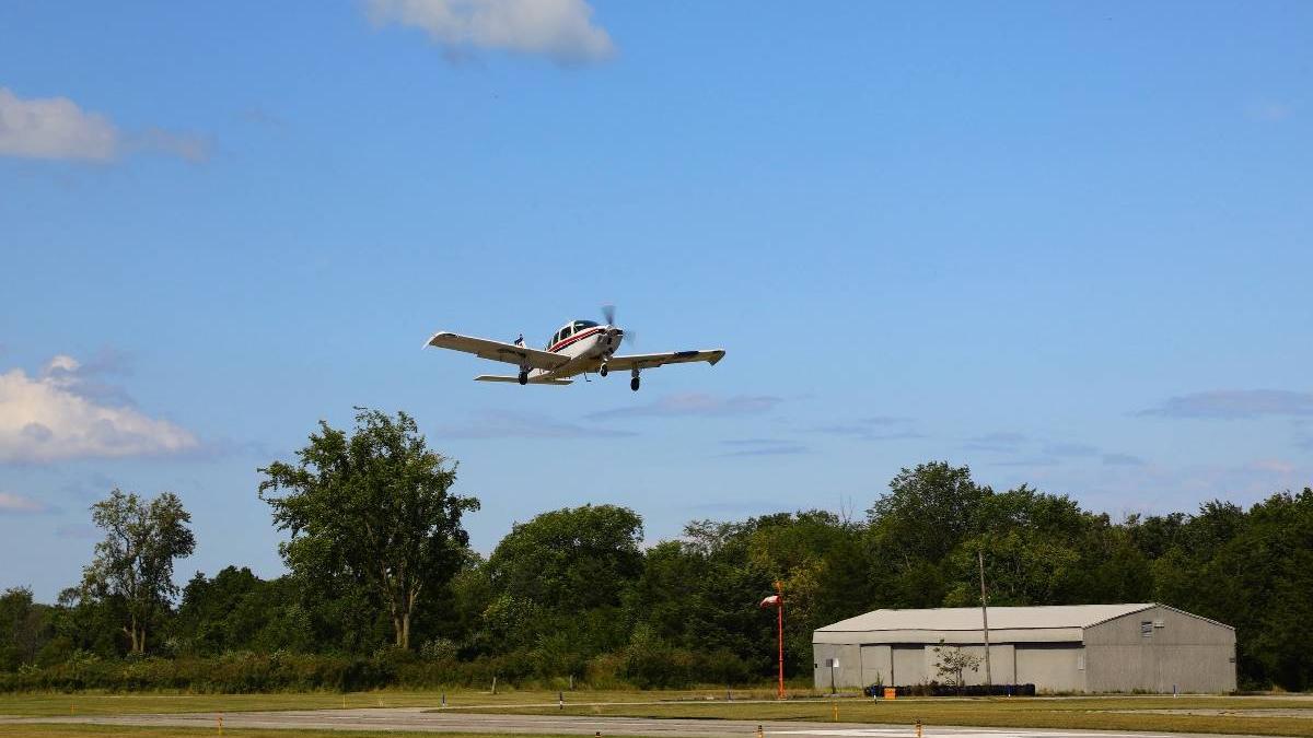 un avion de mici dimensiuni s a prabusit in curtea unei unitati militare din iasi