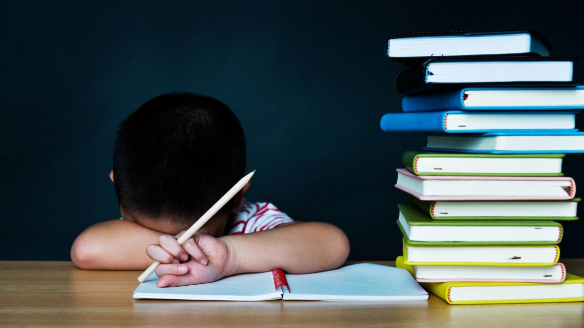 un baiat de 11 ani a ajuns de urgenta la spital dupa ce a incercat sa isi termine toata tema de vacanta intr o singura zi