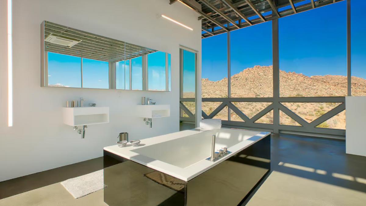 un influencer a fost nevoit sa plateasca 10 000 de dolari pentru un simplu selfie in baia unui airbnb