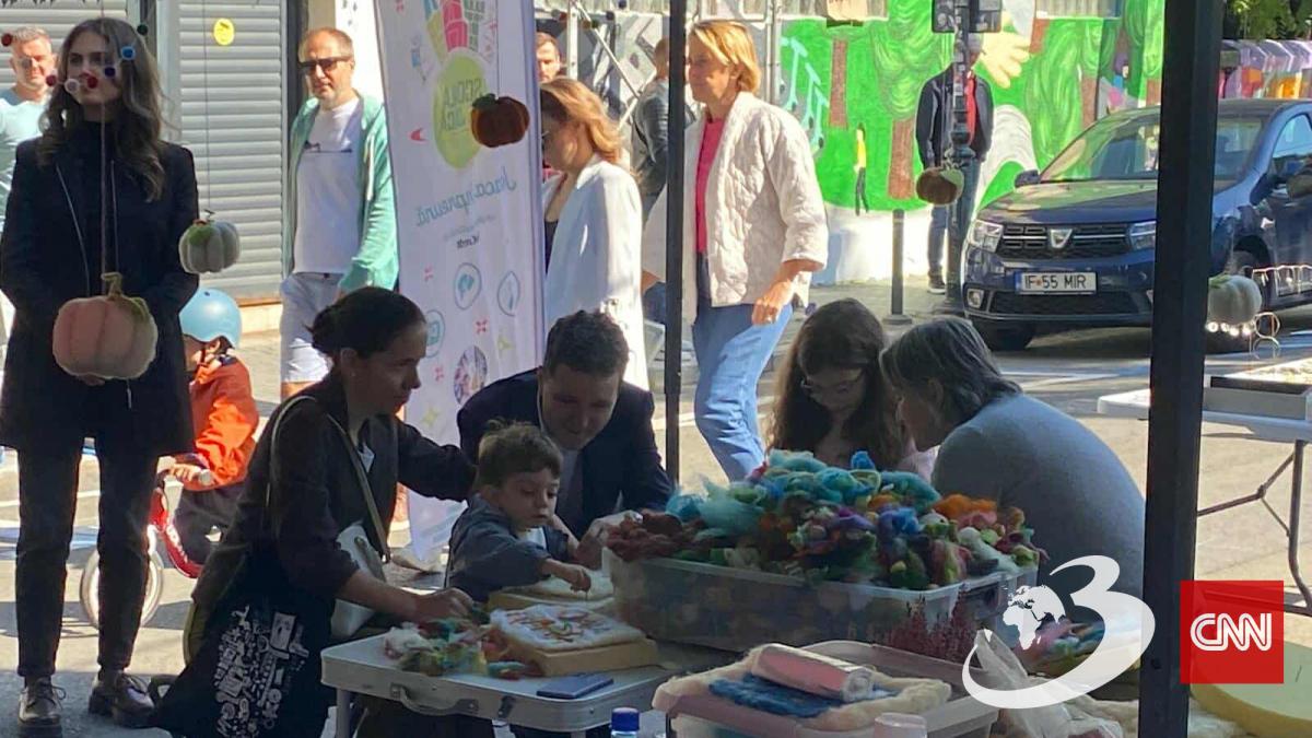 nicusor dan s a dus cu copiii pe calea victoriei sa faca papusi