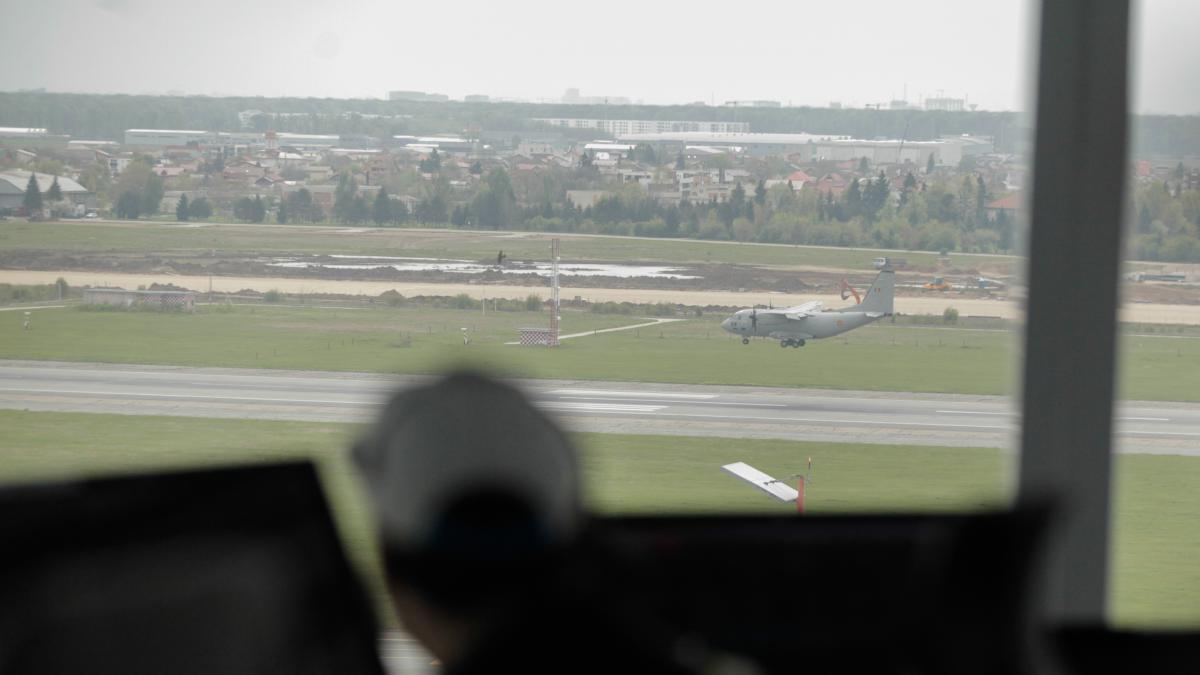 o drona necunoscuta a survolat zona de deasupra pistei aeroportului otopeni aterizarile au fost suspendate temporar