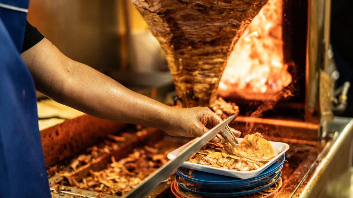 barbat pregateste kebab