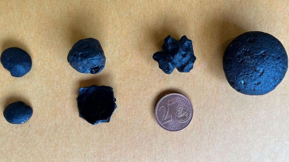 tektite albastre unice in lume descoperite de cercetatori sticla cosmica dezvaluie ca a existat un impact colosal pe pamant