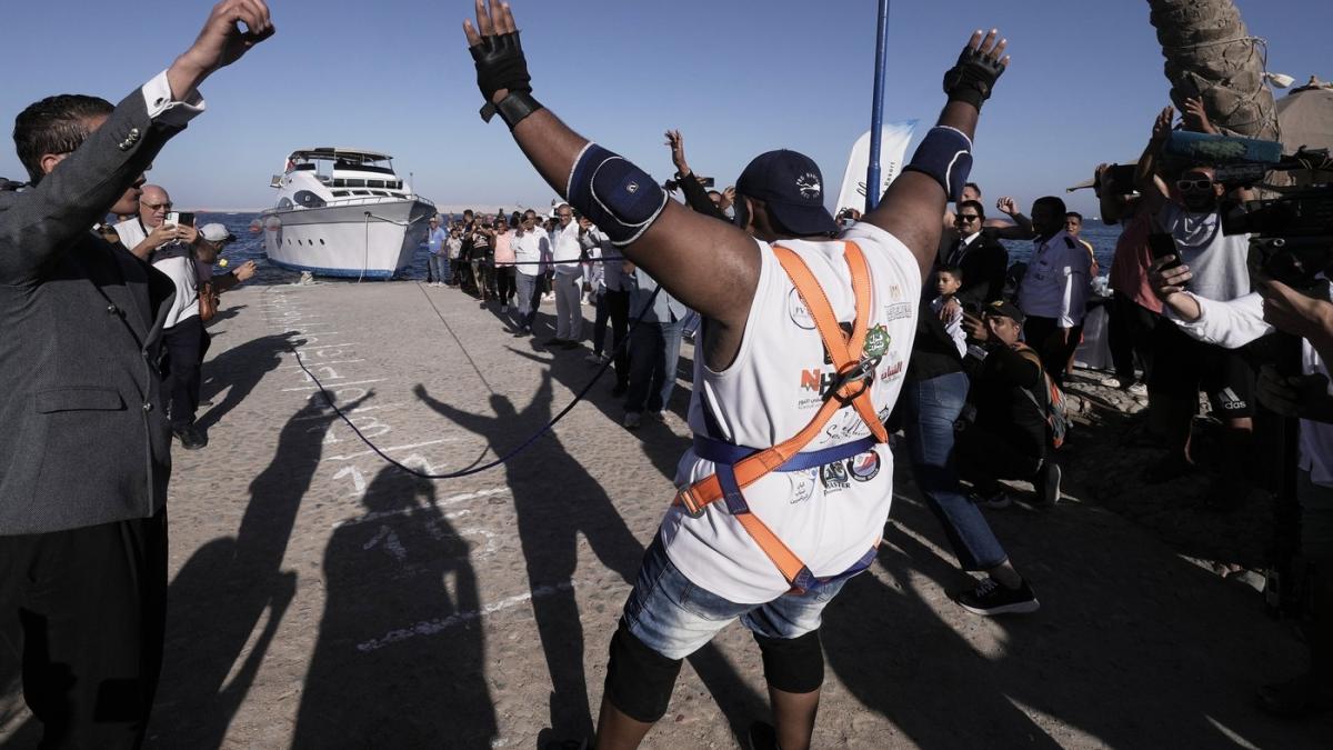 un barbat a tras la mal cu dintii o nava de 700 de tone dumnezeu m a binecuvantat sa fiu cel mai puternic om din lume