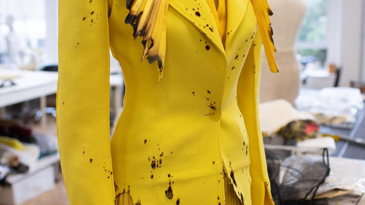 un designer vestimentar a creat la londra rochia cu urme de arsura care se vinde cu 200 000 de dolari cum i a venit ideea