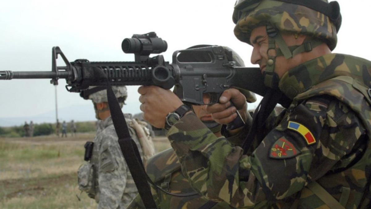 cati bani vor primi tinerii care se duc voluntari patru luni in armata si care sunt conditiile pe care trebuie sa le indeplineasca