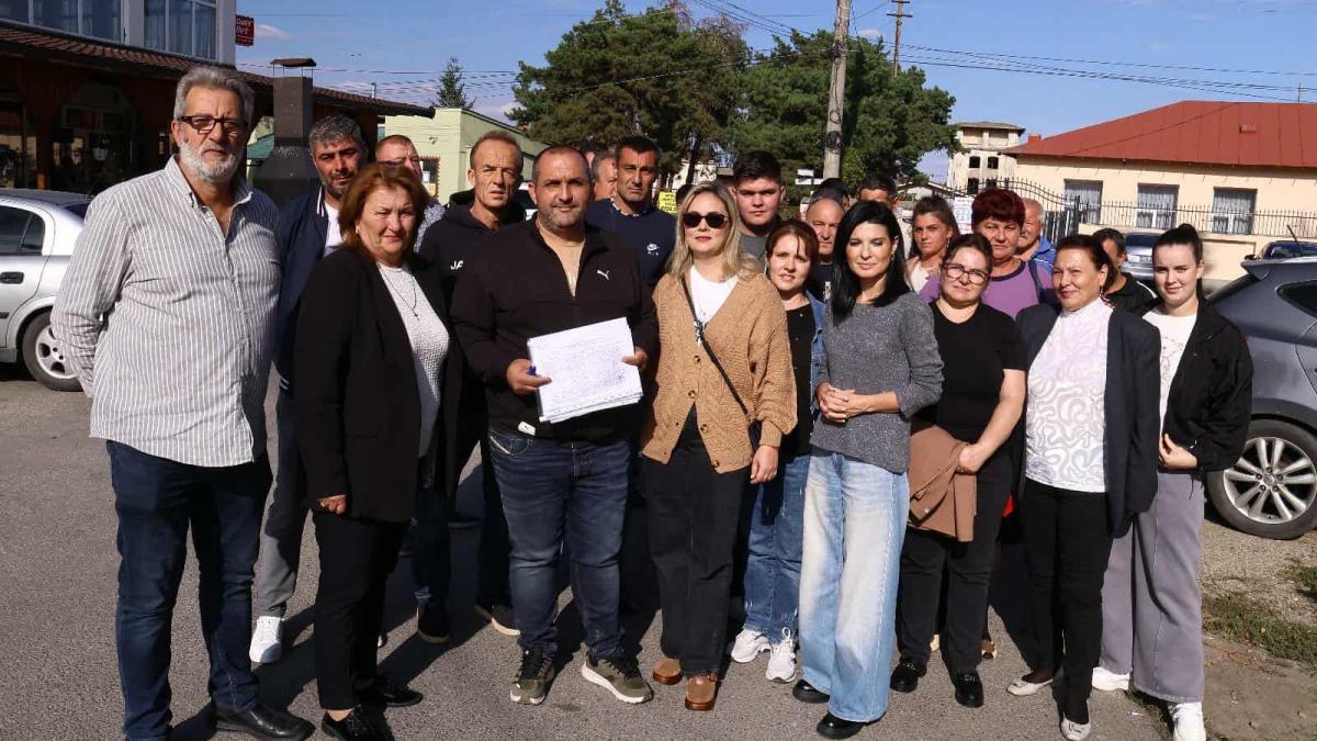 locuitorii unei comune strang semnaturi ca sa il demita pe primarul aflat in functie de 16 ani nu a facut nimic nu avem trotuare