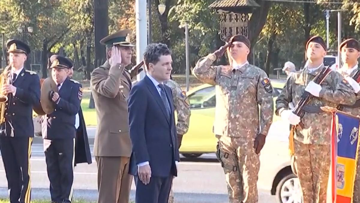 moment amuzant cu nicusor dan la timisoara presedintele a uitat protocolul si a vrut sa plece chiar inainte de intonarea imnului