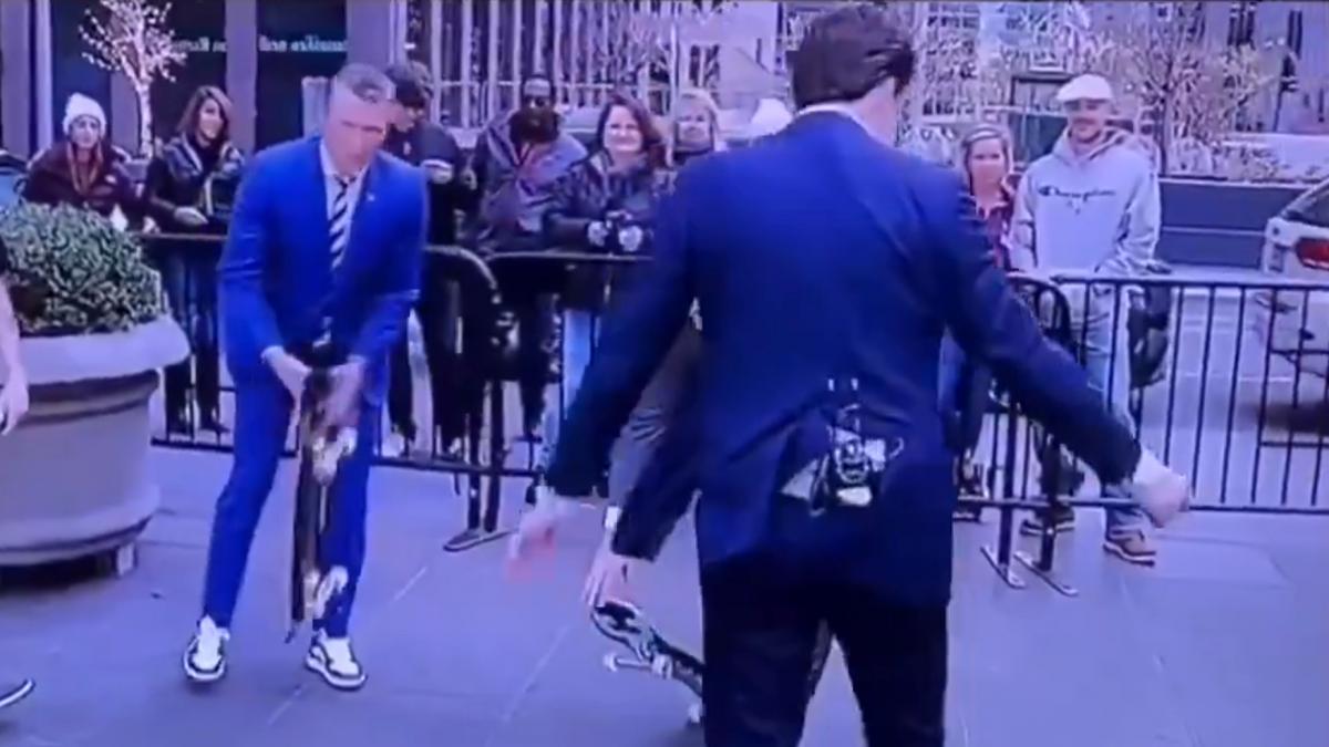 moment viral pete hegseth s a lovit singur cu un skateboard intre picioare in timp ce incerca sa faca un truc cu placa