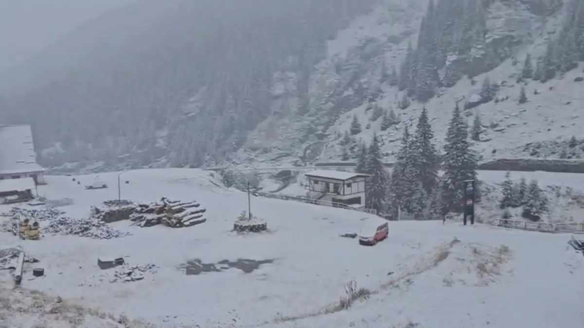 ninge puternic pe transfagarasan temperaturile au scazut pana la minus 3 grade celsius