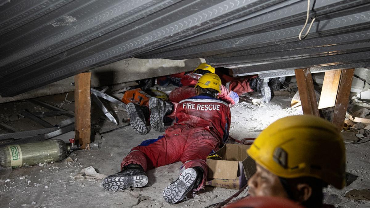 o scoala din indonezia s a prabusit in timp ce elevii se rugau trei morti si zeci de disparuti de sub daramaturi se aud plansete