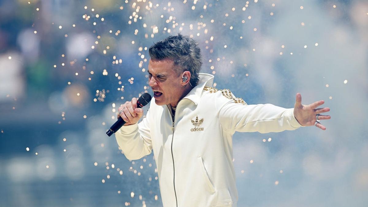 robbie williams pus sa dea spaga in bulgaria doi ofiteri au cerut bani de la soferii camioanelor in care era echipamentul de concert