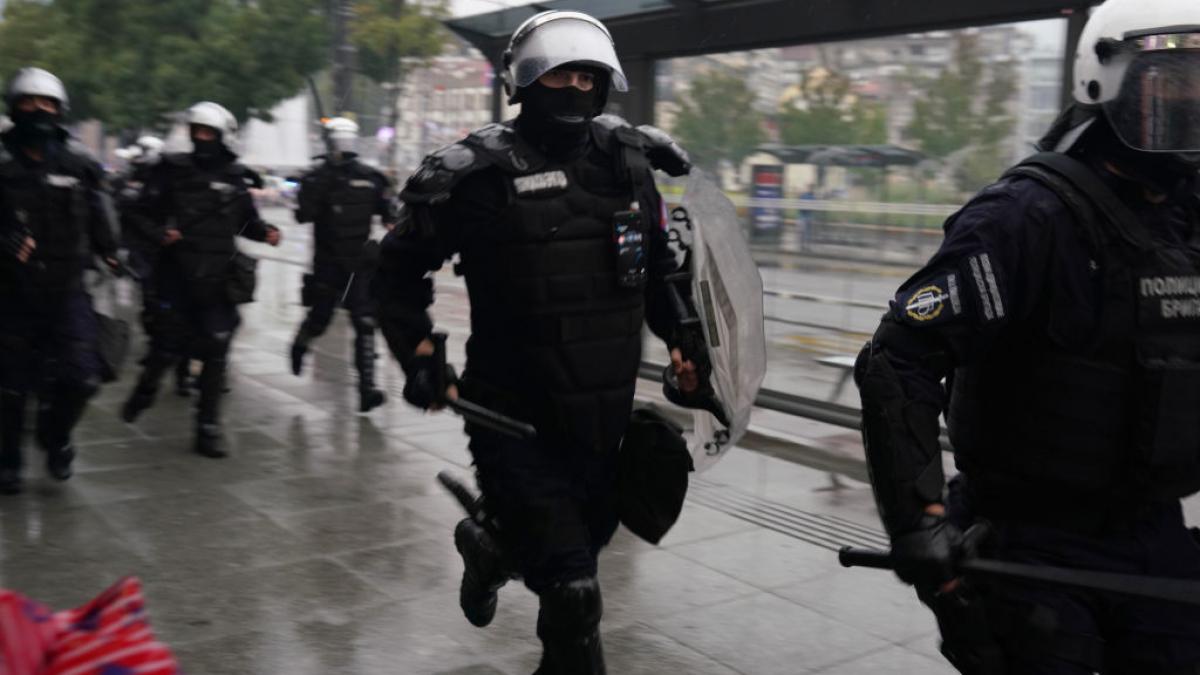 serbia a arestat 11 persoane pentru ca au comis atacuri la ordinul unei puteri straine la paris si berlin