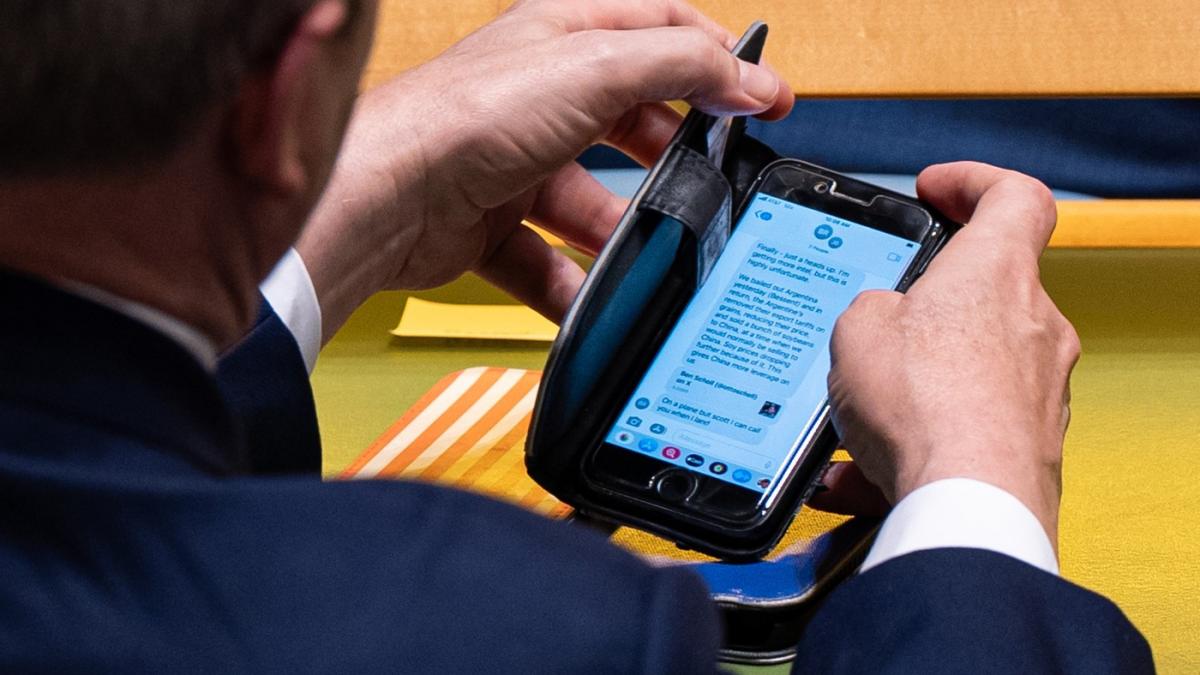 fii atent situatia e tare neplacuta imaginea unui banal sms arata cum a provocat china statelor unite pagube de miliarde de dolari