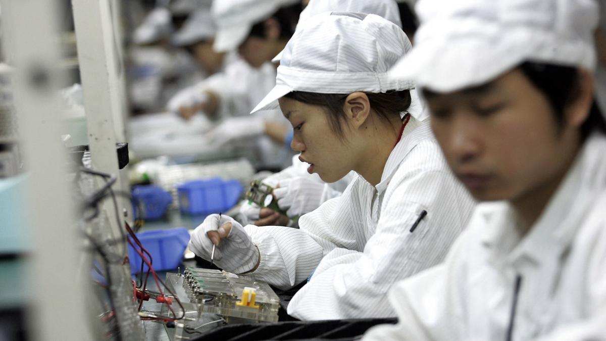 iphone 17 fabricat cu muncitori obligati sa lucreze noaptea pe salarii mizere cu zeci de ore suplimentare saptamanal