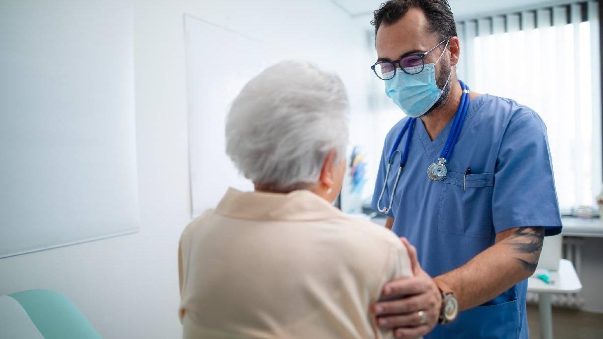 mastile sunt din nou obligatorii in unele spitale creste numarul de infectari cu covid 19