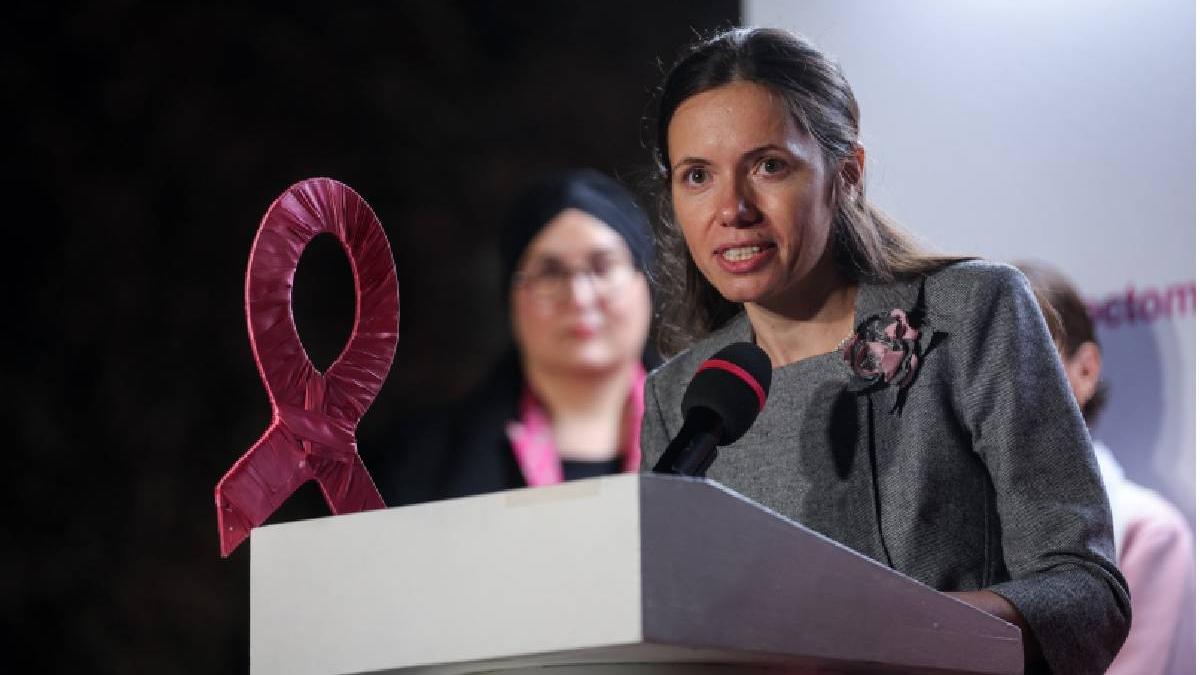 mirabela gradinaru partenera presedintelui nicusor dan a participat la aprinderea luminilor roz la palatul cotroceni